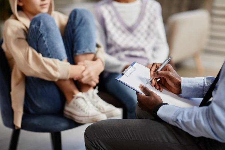 marijuana-addiction-treatment girl sitting during therapy
